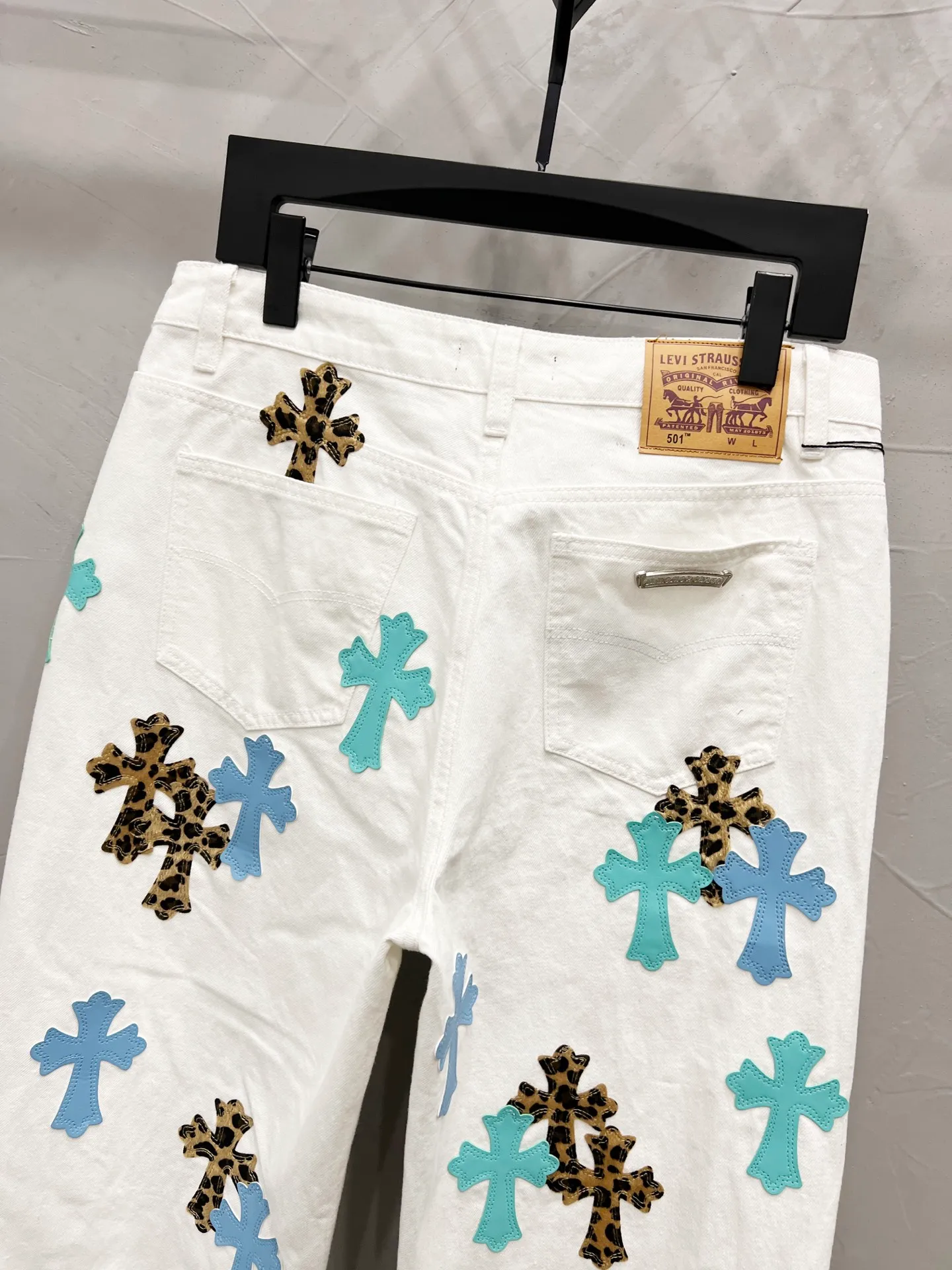 P240 Style number: [M915] Chrome hearts & Chrome hearts 25ss blue leopard print cross patch leather jeans Chrome hearts’ logging pants are here! ! ! CH Croix Heart Double Knee Cross Patch Leather Bo1 Style Logging Pants Straight-leg Work Pants B136 Croix Heart Cross Sanskrit Overalls Price 24W Level, patchwork cross pattern embellishment, high-waisted washed jeans! ! Absolutely high-end luxury products, 1.9W level god-level single products, super popular products, made by top heavy industry, not to be missed. About Zangyin, this is an extremely luxurious fashion brand, which can also be called the nobles of the high street. It has always been an exclusive brand of some hipsters or rich second generation. Compared with ordinary high streets, it is more luxurious and noble. Compared with luxury brands, it has a more fashionable personality and has always been a brand that I have a special liking for. Imported yarn is custom-woven into high-density twill canvas, which ensures a crisp silhouette while also making the fabric feel very delicate. It follows the B01 classic silhouette, with a crisp and stylish upper body. The ready-made garments are stone-ground and fermented and washed, so they can be matched with any style. Buttons and zinc-brushed washable genuine YKK retro metal products. Double-layered canvas on the front. Perfect details. All hardware is perfect. Size: 30-32-34-36 Color: white pants, blue leather, leopard print